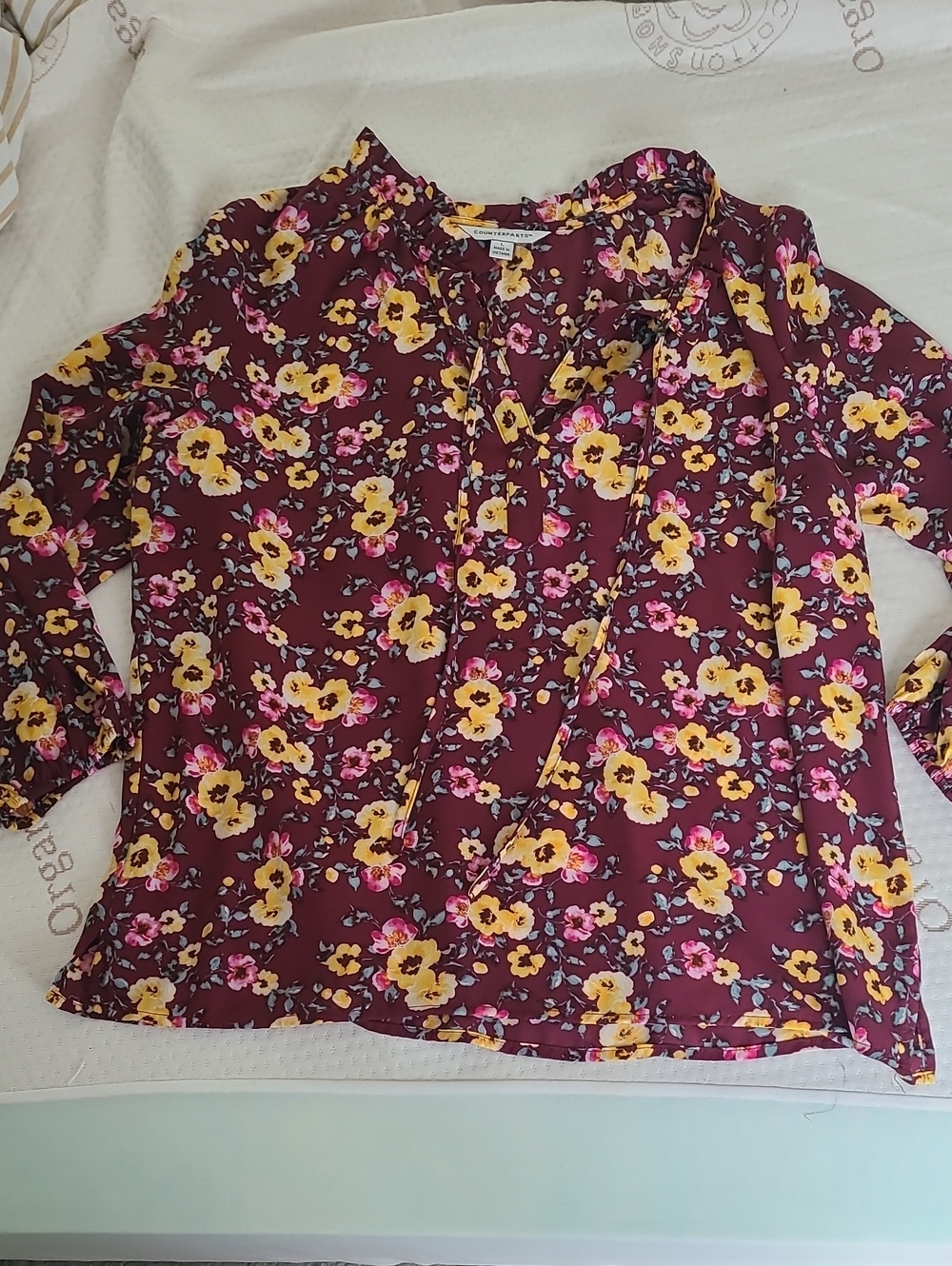 COUNTERPARTS Womens Floral V-Neck Blouse in Burgundy and Yellow